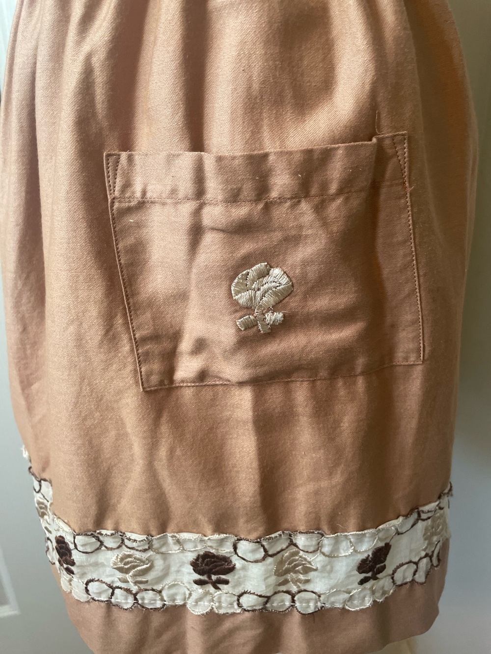 Vintage Brown Embroidered Apron - Picture 4 of 6
